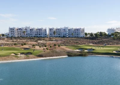 Un lago de gol que rodea los greenes de los hoyos 9y 18 en Alhama Siganture