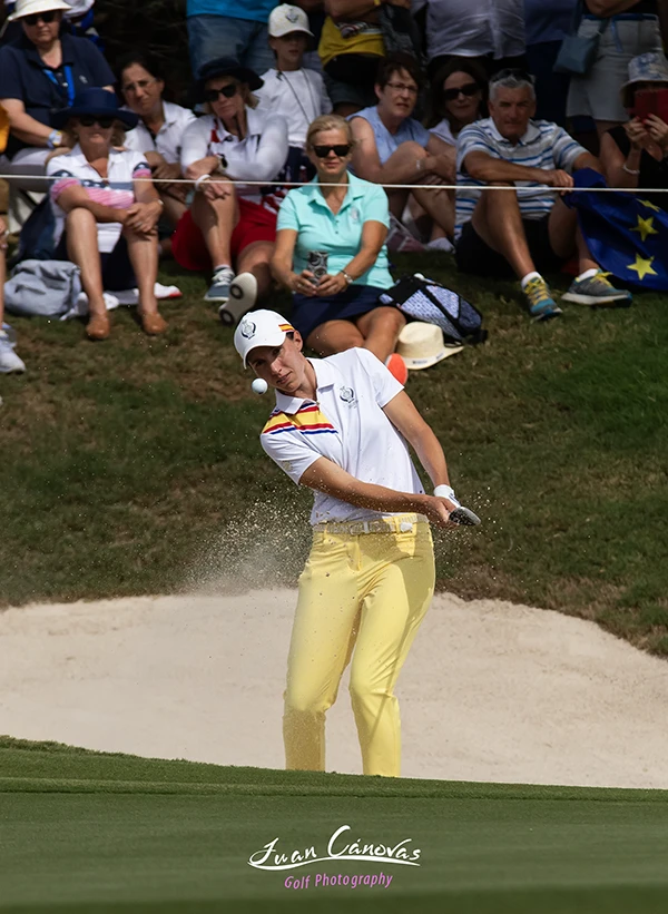 Espectacular sacada de bunker de Carlota Ciganda en la Solheim Cup de 2023 celebrada en Finca Cortesín y captada por el profesional de fotografía Juan Canovas