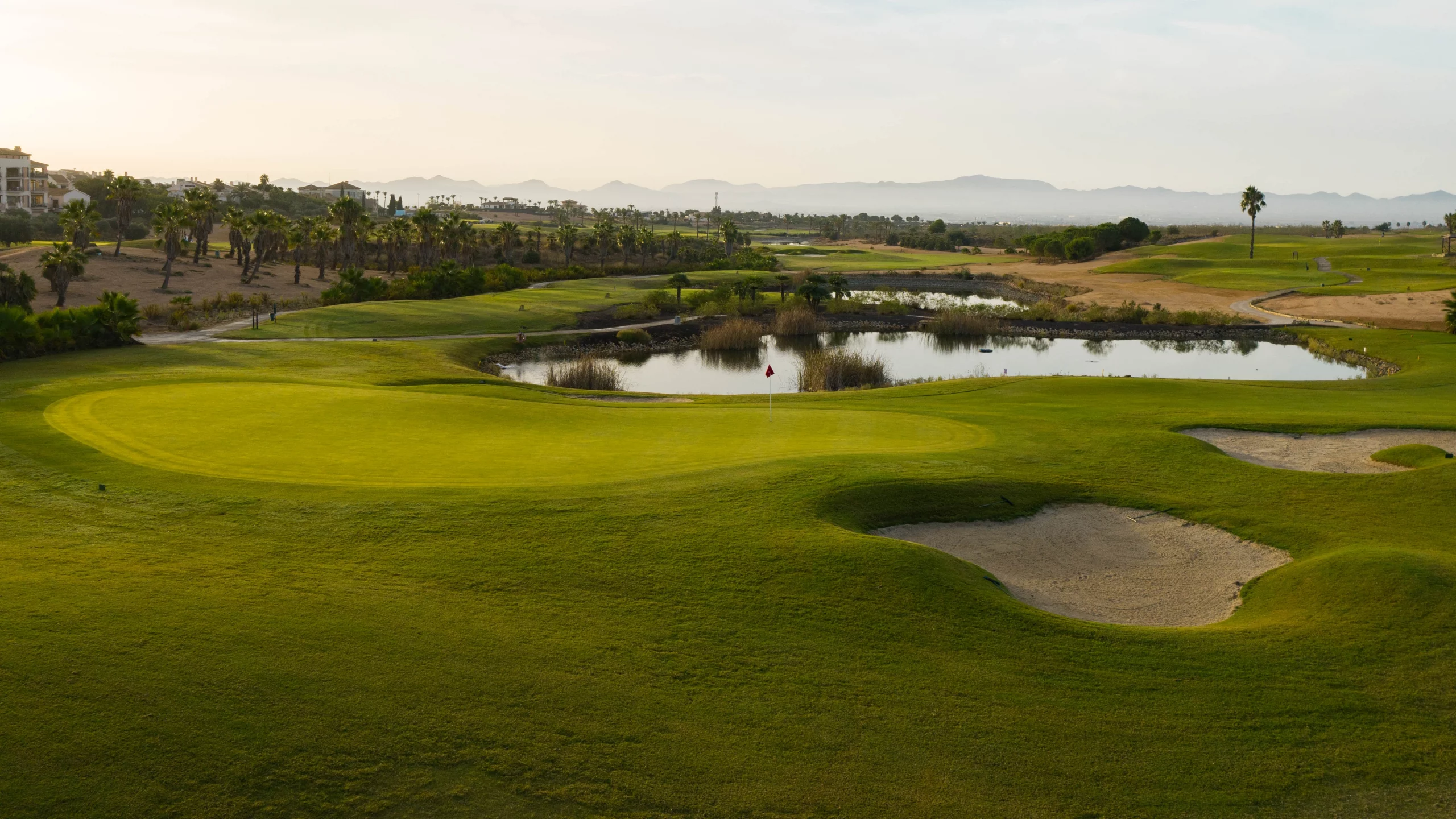 Un campo de golf con la firma y el diseño de Jack Nikclaus en Murcia