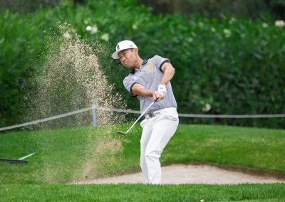 Kevin Na ejecutando un golpe desde el bunker durante el LIV Golf Andalucía 2025, capturado por Juan Canovas, fotógrafo profesional de golf.