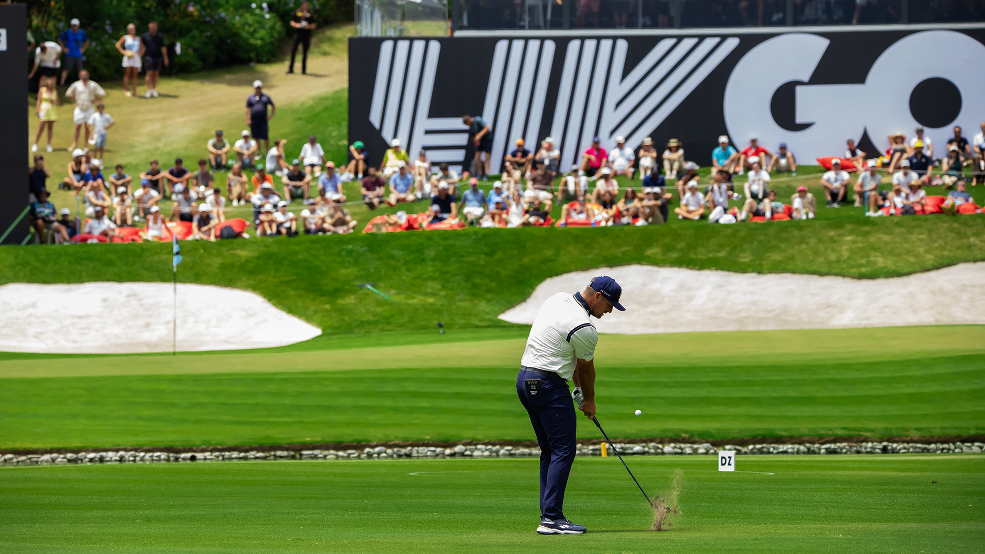 Bryson DeChambeau compite durante el LIV Golf Andalucía 2025, fotografiado por Juan Cánovas, captado en plena acción sobre el campo de golf del Real Club de Golf Valderrama