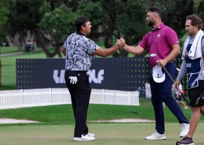 Entrañable saludo de John Ramh y Patrick Reed en el LIV GOLF ANDALUCIA 2025 capturada por Juan Canovas, fotógrafo profesional de golf.