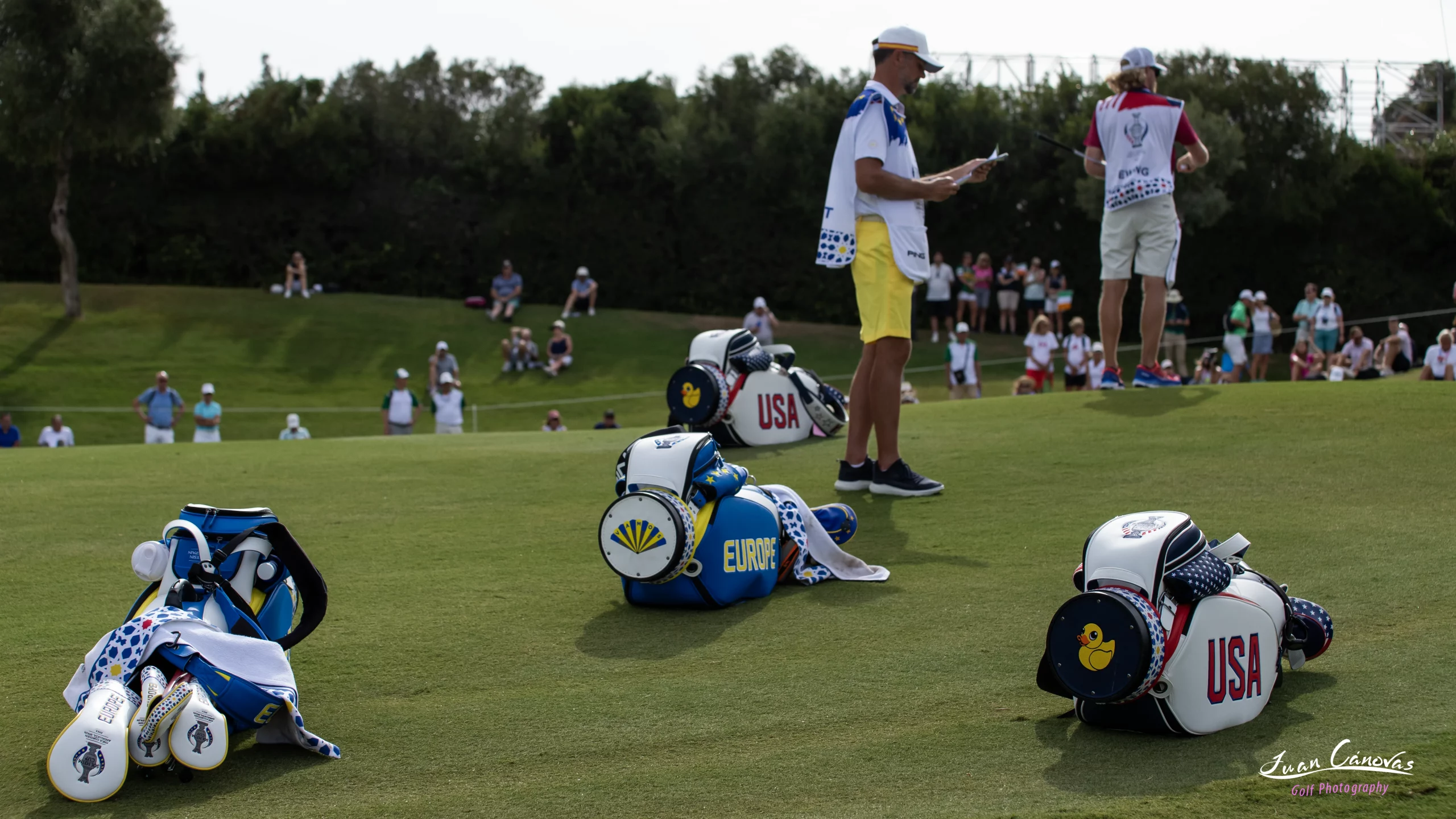Bryson DeChambeau compite durante el LIV Golf Andalucía 2025, fotografiado por Juan Cánovas, captado en plena acción sobre el campo de golf del Real Club de Golf Valderrama