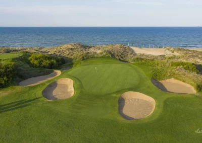 "Fotografía aérea con dron del recorrido completo de El Saler Golf, destacando su posición privilegiada entre el mar y el bosque de pinos."