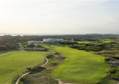 "El icónico hoyo 18 del Parador de El Saler recorriendo la línea de costa con el Mar Mediterráneo de fondo, diseño de Javier Arana."