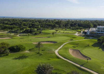 "Detalle de los hoyos tipo links en El Saler, con dunas naturales y vegetación autóctona mediterránea bajo un cielo despejado."
