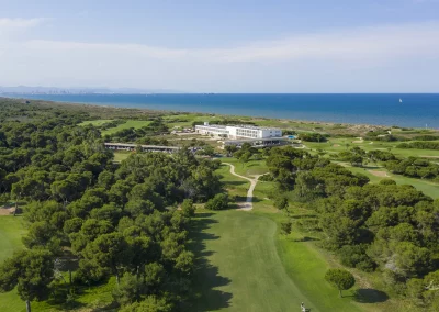"Vista panorámica del campo de golf El Saler en Valencia, mostrando la integración de las calles con el Parque Natural de la Albufera al amanecer."