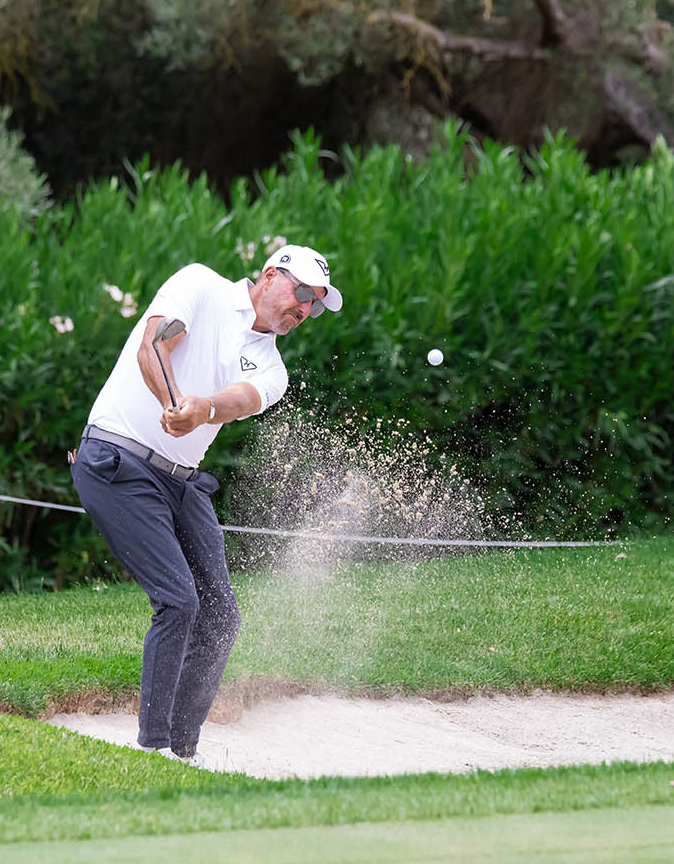 Phil Mickelson golpea la bola desde un búnker durante el LIV Golf Andalucía 2025, fotografiado por Juan Cánovas, fotógrafo profesional de golf.