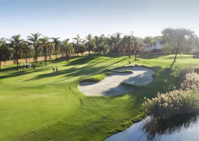 Unos jugadores de golf en primer plano están pateando en un green