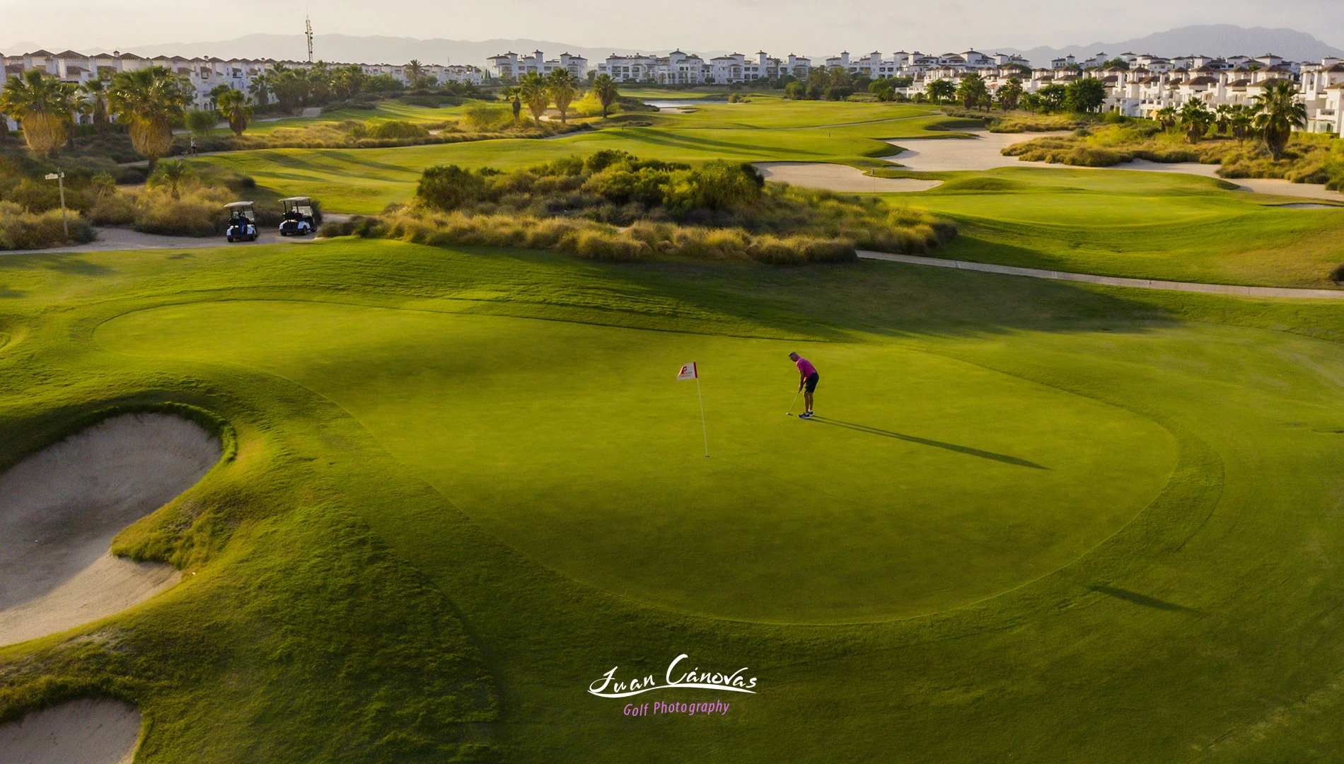 Detalle del green del hoyo 15 en La Torre Golf fotografía con caidas de un green