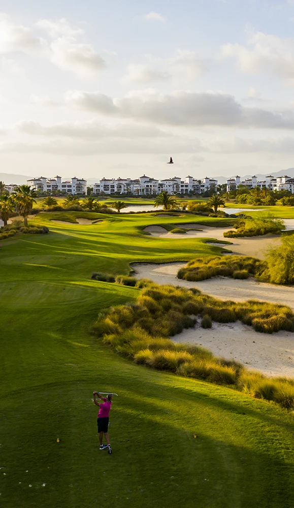 El hoyo 15 par 3 en La Torre Golf que muestra el diseño del campo y el paisajismo acorde. a la región