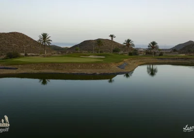 Un par 3 de Aguilón golf con agua