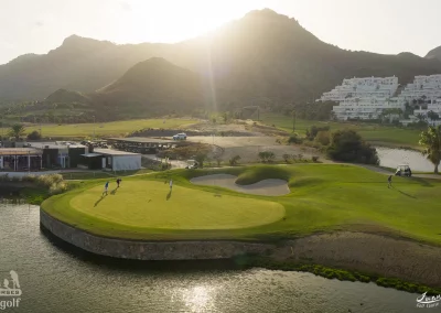 Green del campo Aguilón Golf al atardecer con luz dorada y cielo despejado