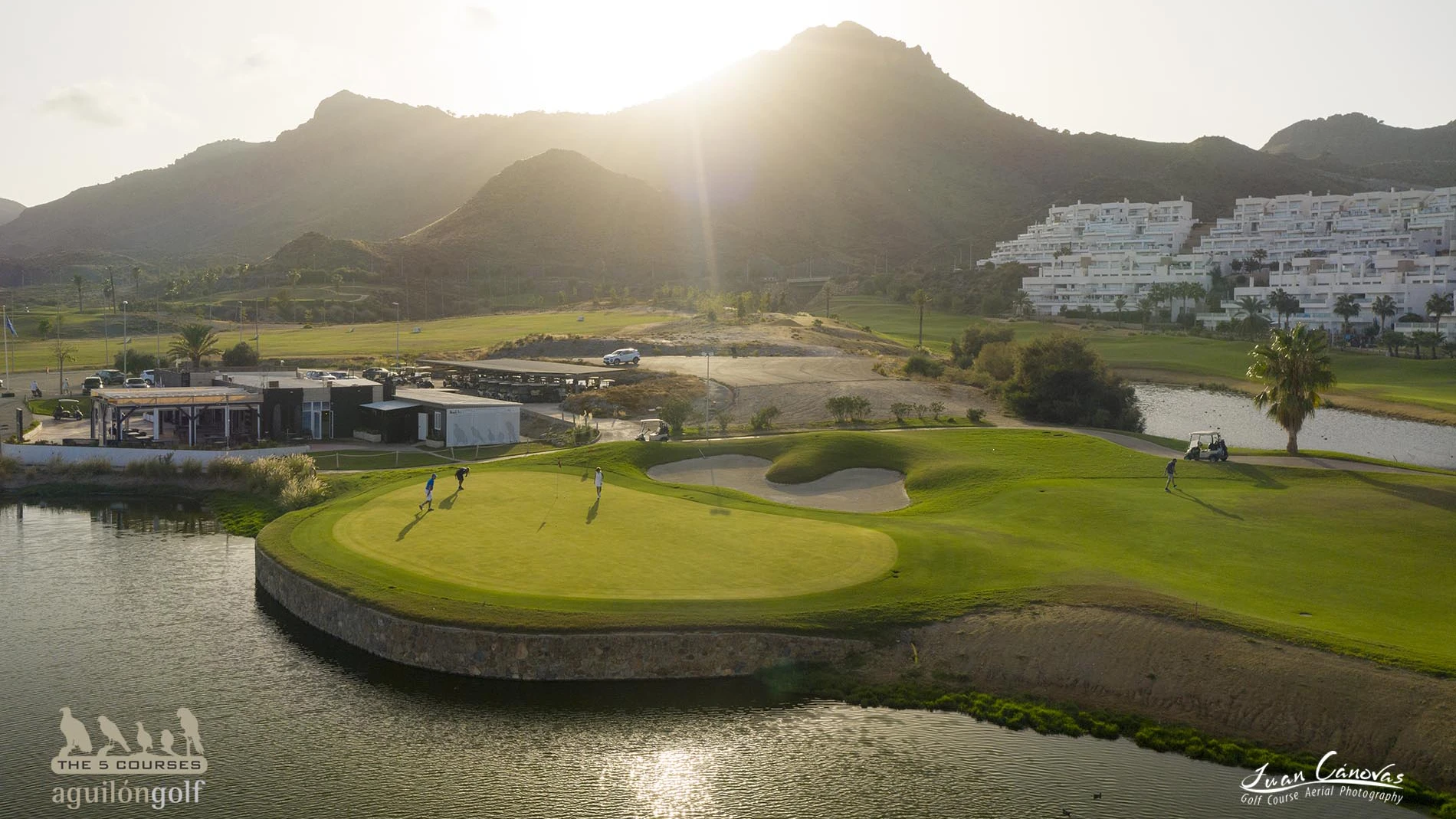 Green del campo Aguilón Golf al atardecer con luz dorada y cielo despejado