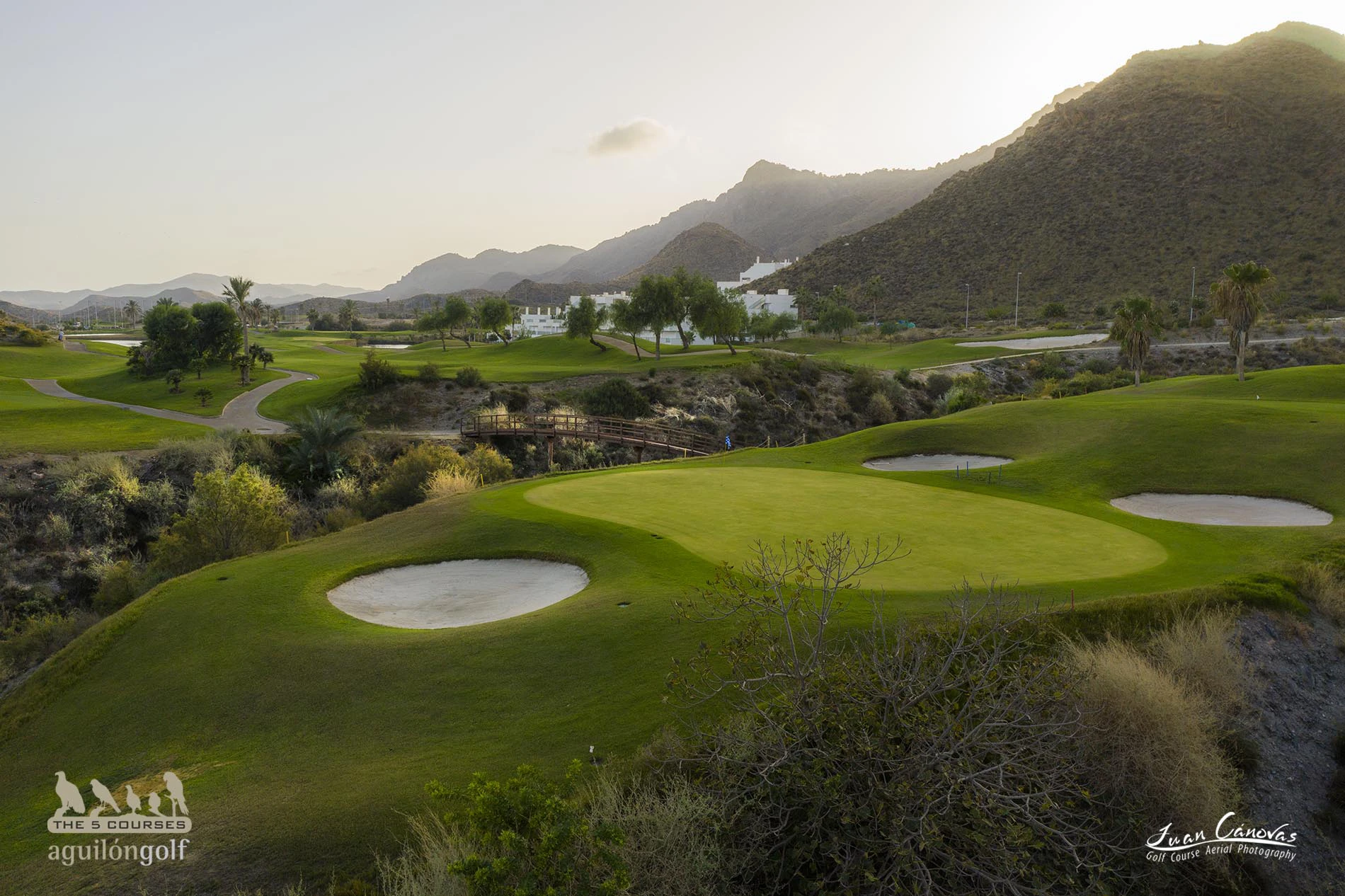 Vista aérea del campo de golf Aguilón mostrando el parte del recorrido y su estilo entre ramblas