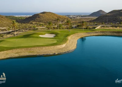 Vista del green de Aguilón Golf y al fondo el mar Mediterráneo