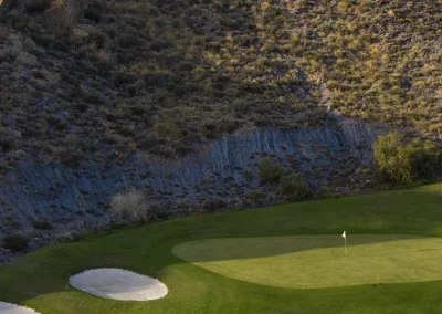 El campo de Aguilón Golf con el fondo de la sierra de Aguilón