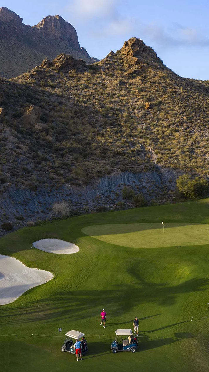 El campo de Aguilón Golf con el fondo de la sierra de Aguilón