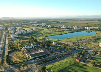 Vista aérea con dron del campo de golf Hacienda Riquelme diseñado por Nicklaus Design