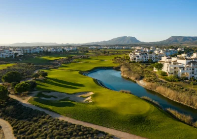 Calle amplia de Hacienda Riquelme Golf capturada por fotógrafo especializado en golf