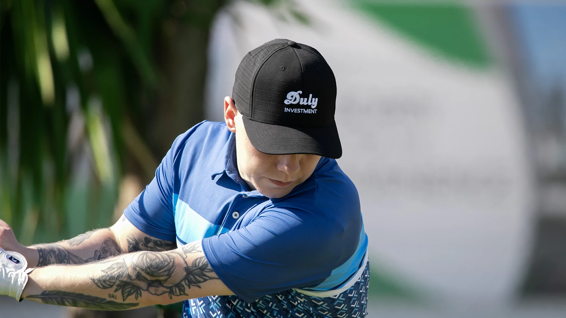 Green del campo Aguilón Golf al atardecer con luz dorada y cielo despejado
