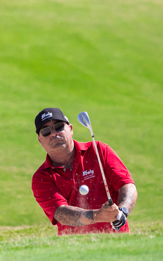 El campo de Aguilón Golf con el fondo de la sierra de Aguilón