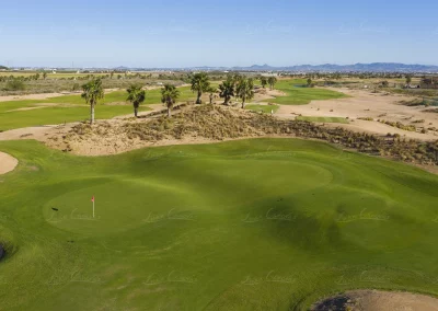 Vista panorámica del campo Saurines Golf en Murcia con calles amplias y estilo desértico