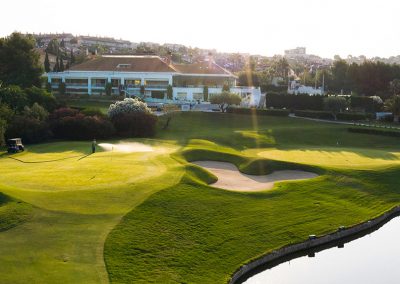 El hoyo 9 y 18 de golf Altorreal con Casa Club de fondo