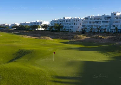 Campo de golf Saurines en Murcia con diseño Nicklaus y bunkers integrados en el paisaje
