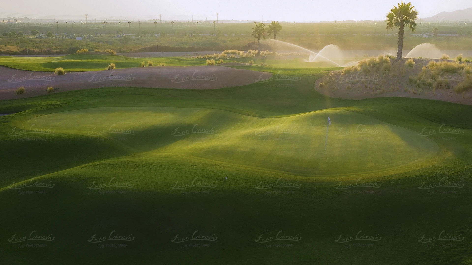 Detalle de las ondulaciones del green en Saurines Golf captado por fotógrafo de golf en Murcia