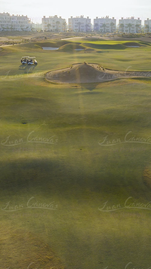 Calles amplias y entorno natural en Saurines Golf Murcia estilo desert course