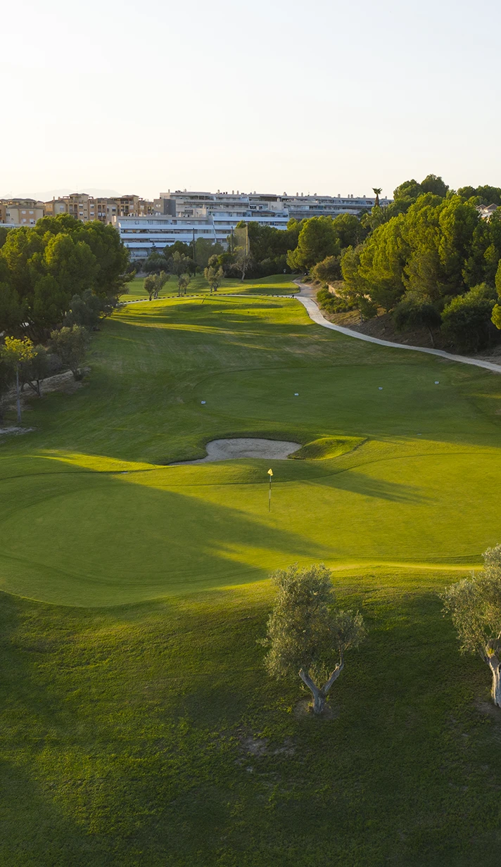 Increible fotografia del Hoyo 8 en Golf Altorreal al atardecer