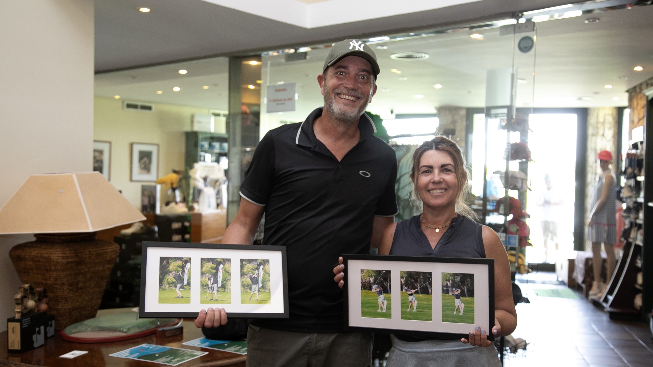 Recuerdo de fotografía profesional impresa al instante como parte de un welcome pack premium para jugador de golf en torneo.