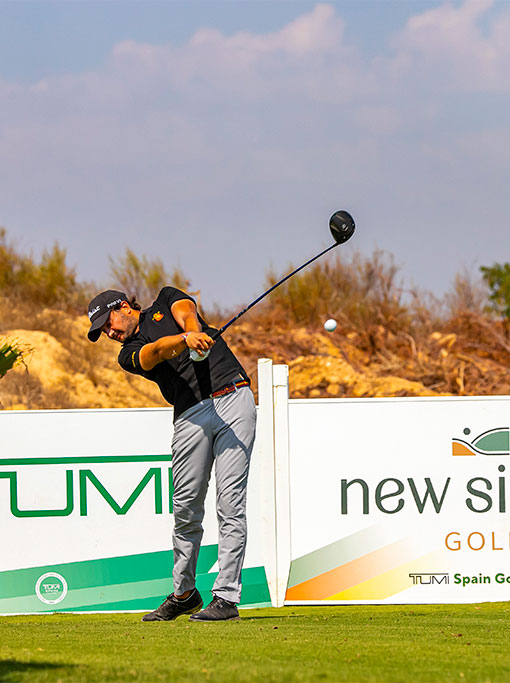 El campo de Aguilón Golf con el fondo de la sierra de Aguilón