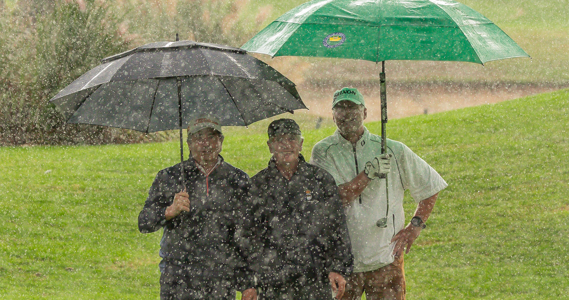 Recuerdo de fotografía profesional impresa al instante como parte de un welcome pack premium para jugador de golf en torneo.