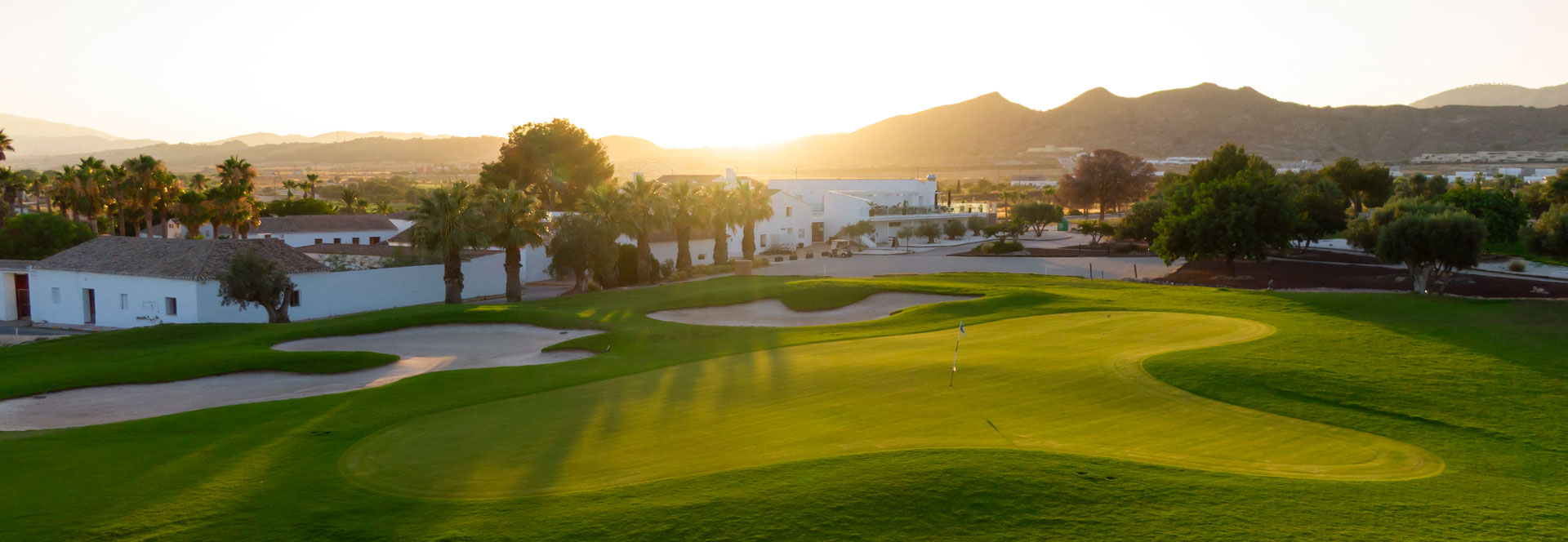 Recuerdo de fotografía profesional impresa al instante como parte de un welcome pack premium para jugador de golf en torneo.