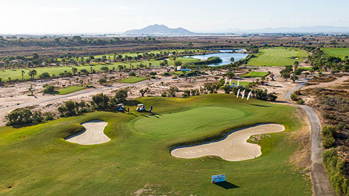 El campo de Aguilón Golf con el fondo de la sierra de Aguilón